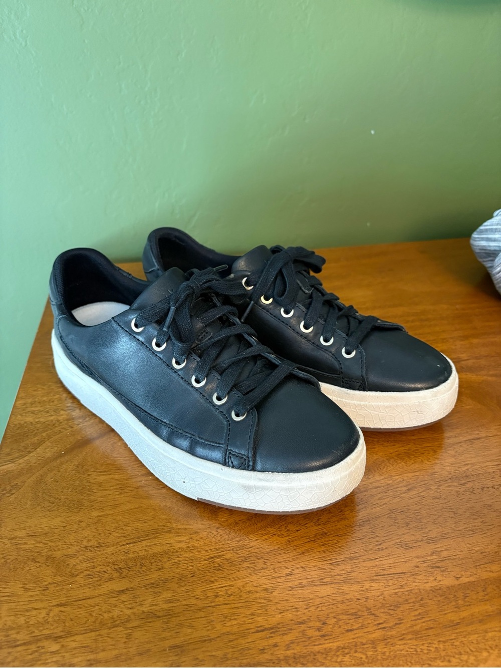Kizik Black Low-Top Leather Sneakers with White Sole 7 Wide